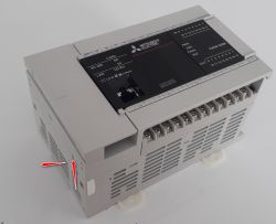 Wnętrze sterownika PLC MELSCEC iQ-F FX5U Wnętrze sterownika PLC MELSCEC iQ-F FX5U