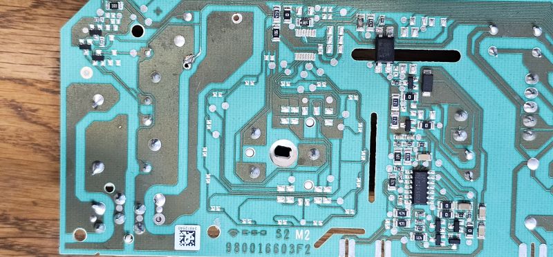 Zbliżenie na płytkę PCB z elementami elektronicznymi i ścieżkami przewodzącymi