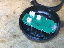 Wnętrze rozkręconej lampki kempingowej HC-261 z widocznym PCB.