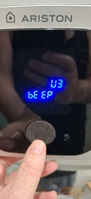 Wyświetlacz Ariston Velis Plus pokazuje tryb U3 i ustawienie dźwięku bEEP