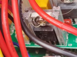 Zbliżenie na element elektroniczny BT138-800E wśród kolorowych przewodów.