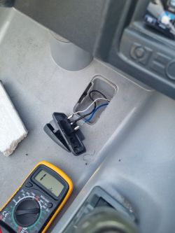 Multimetr oraz przewody w samochodziku elektrycznym dla dzieci.