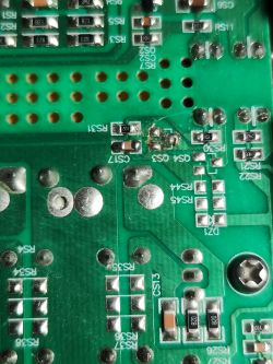 Zbliżenie obwodu drukowanego z elementami elektronicznymi.