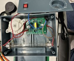 Wnętrze urządzenia elektronicznego z rurką lampy fluorescencyjnej.