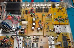 Wnętrze urządzenia audio z wieloma ręcznie trawionymi płytkami PCB