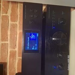 Zbliżenie na zestaw audio z wyświetlaczem pokazującym odtwarzaną muzykę.