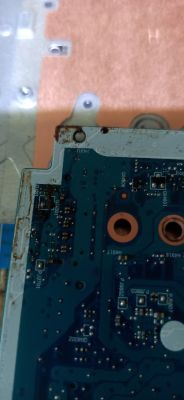 Laptop Lenovo V14 ILL - zalany, skorodowana ścieżka, uszkodzony Mosfet
