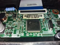 Jakie parametry zasilacza do LG 24AE53VQ, by rozwiązać problem z uruchamianiem?