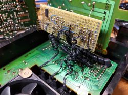 Płytka drukowana z lutowanymi drutami.