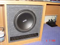 Subwoofer wbudowany w biurko.