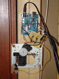 Zamek do drzwi ze starego CD-ROMu