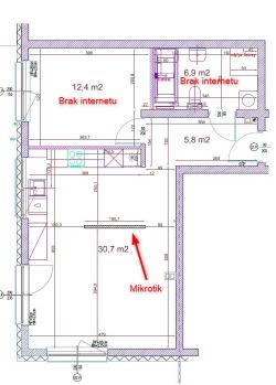 Plan mieszkania z zaznaczonym routerem Mikrotik i miejscami bez internetu