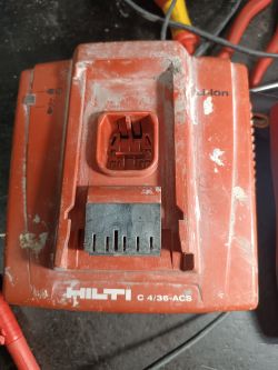 Czerwona ładowarka Hilti C 4/36-ACS z oznaczeniami elementów.