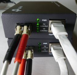 Wnętrze konwertera gigabit ethernet MC220L światłowód-miedź