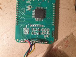 Zbliżenie na płytkę PCB z okablowaniem