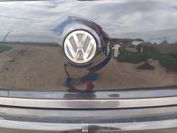Uszkodzona tylna klapa Volkswagena Golfa z widocznymi wgnieceniami.
