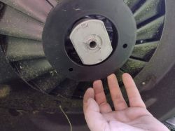 Stiga 39e - Jak zapobiec odkręcaniu się noża podczas koszenia?