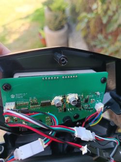 Zbliżenie na płytkę elektroniczną z przewodami w hulajnodze elektrycznej.