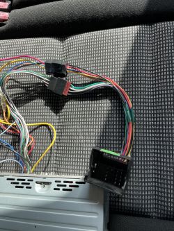 Dlaczego radio w Peugeot 307 przy zgaszonym silniku powoduje taki efekt?