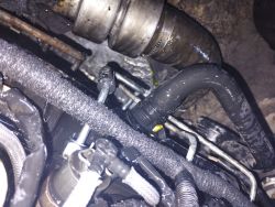 Wnętrze silnika Opel Vivaro z mrożącym olejem na pokrywie zaworów i wężykiem odmy.