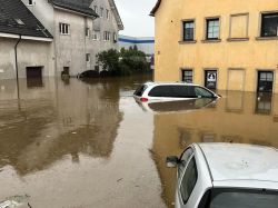 Zalane samochody i budynki podczas powodzi w Jeleniej Górze.