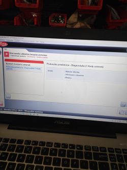 Komputer przenośny z wyświetlonym oprogramowaniem diagnostycznym samochodu.