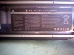 Zbliżenie na etykietę akumulatora litowo-jonowego w hulajnodze elektrycznej, model NE1003-H, 36V, 7650 mAh.