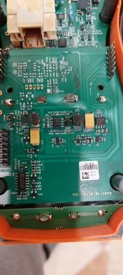 Jak naprawić korozję płytki w mierniku Sonet MIC-10 po wylaniu baterii?