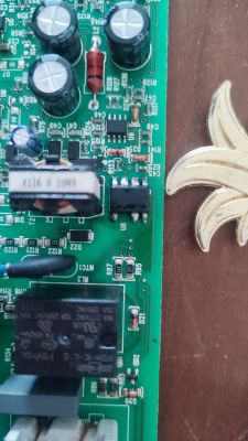 Zbliżenie na płytkę sterującą suszarki Electrolux z komponentami elektronicznymi.