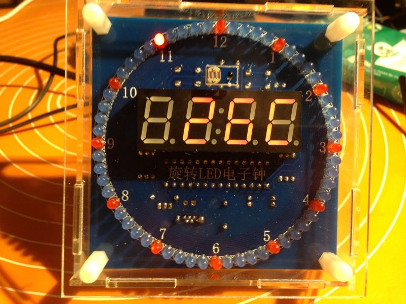 Świecąca karuzela albo inaczej zegarek z sekundnikiem innym niż zwykle. Studio Clock.