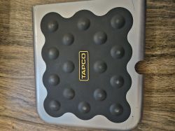 Interfejs audio Tapco Link.USB, widok z góry na obudowę z logo TAPCO