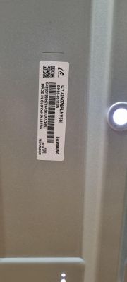 Naklejka na tylnej obudowie telewizora Samsung z informacjami produkcyjnymi.