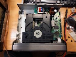 Zdjęcie wnętrza odtwarzacza CD z widocznymi elementami elektronicznymi