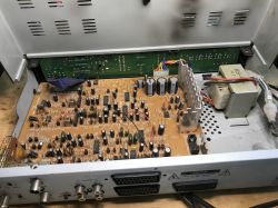 Wnętrze starego tunera satelitarnego z elektroniką na płytce PCB
