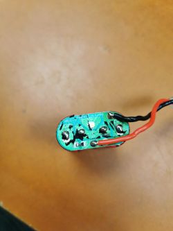 Widok z góry na ogniwo baterii z przewodami.