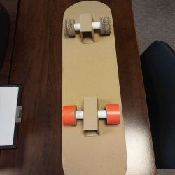 Deskorolka z tektury z miejscami na układy elektroniczne.