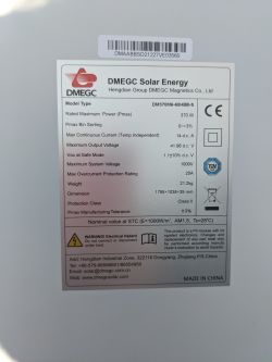 Etykieta informacyjna panelu fotowoltaicznego DMEGC Solar Energy z danymi technicznymi
