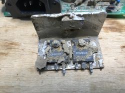 Dwa tranzystory mocy 20N60S5 na radiatorze, mocno zabrudzone błotem i śladami korozji, po powodzi.