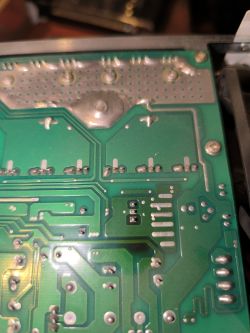 Zbliżenie na uszkodzoną płytkę drukowaną zasilacza awaryjnego Volt SinusPro800.