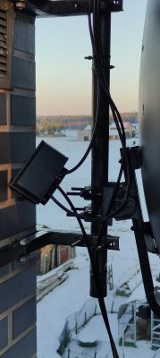 Czy możliwe jest podłączenie dwóch zwrotnic do sygnału TV i modulatora HDMI?