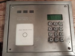 Panel sterowania domofonu z klawiaturą numeryczną i czytnikiem RFID.