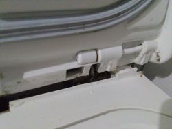 Electrolux EWT 10120 W - pęknięty plastikowy zawias w pralce ładowanej od góry.
