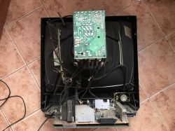 Wnętrze telewizora kineskopowego z odsłoniętą płytą główną i elementami elektroniki