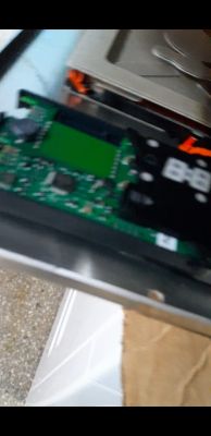 Rozmazane zbliżenie na uszkodzoną płytę elektroniczną bez modułu WiFi