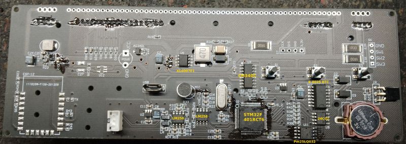 Widok na płytkę PCB z różnymi komponentami elektronicznymi.