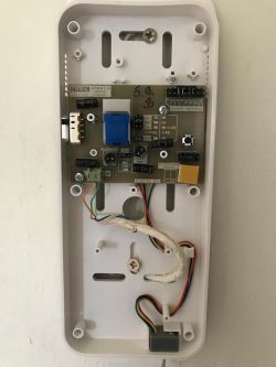 Jak podłączyć unifon Cyfral Smart-D do panela? Słabo słychać dzwonek, drzwi nie otwierają.
