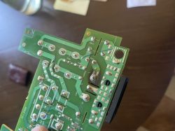 Spalony obszar wokół gniazda zasilania na płytce drukowanej projektora Benq MS 560.