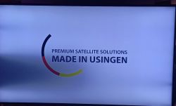 Telewizor z ekranem pokazującym logo Premium Satellite Solutions Made in Usingen z zaciemnieniem po lewej stronie.
