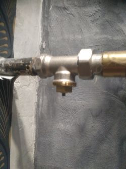 Replacing Cast Iron Radiator in Top Floor Block: Thermostatic Valve & No-Drain Solutions