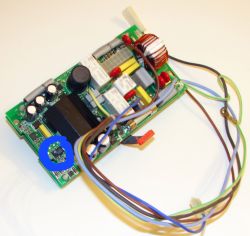 Płytka elektroniczna z przewodami, na której element w lewym dolnym rogu jest oznaczony niebieskim okręgiem.